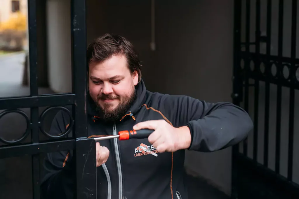 Låsesmed fra Access Låsspesialisten i arbeid med utskifting av lås på dør i Oslo – rask og profesjonell service døgnet rundt.